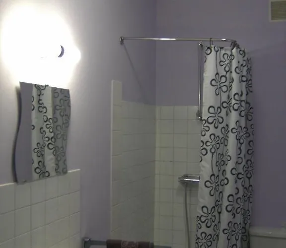 Les Petits Sentiers Hotel *